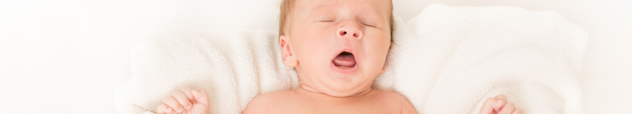 Como lidar com os soluços e espirros do seu recém-nascido