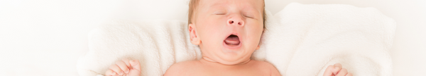 Como lidar com os soluços e espirros do seu recém-nascido